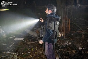 Ночной удар по жилому сектору Одессы: пострадали люди фото 10