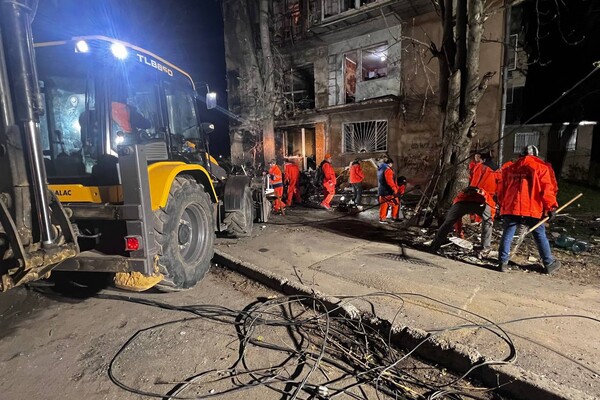 Нічний удар по житловому сектору Одеси: постраждали люди фото 21