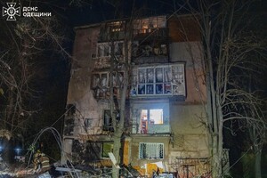 Нічний удар по житловому сектору Одеси: постраждали люди фото 23