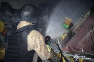 Ночной обстрел Одесской области: пострадали объекты в порту и судно фото