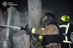 Ночной обстрел Одесской области: пострадали объекты в порту и судно фото 2