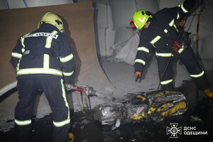 Ночной обстрел Одесской области: пострадали объекты в порту и судно фото 4