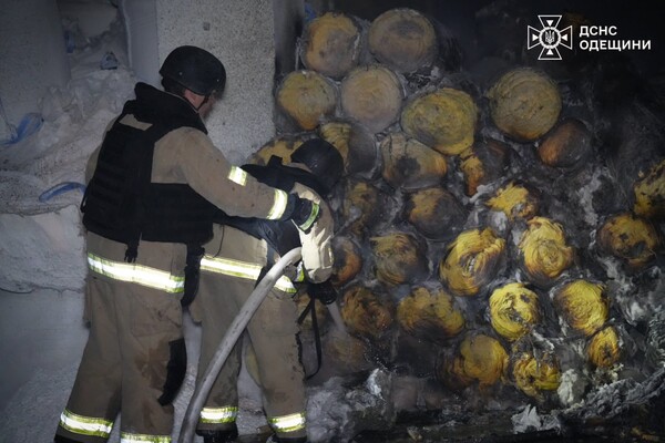 Ночной обстрел Одесской области: пострадали объекты в порту и судно фото 5