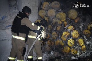 Ночной обстрел Одесской области: пострадали объекты в порту и судно фото 5