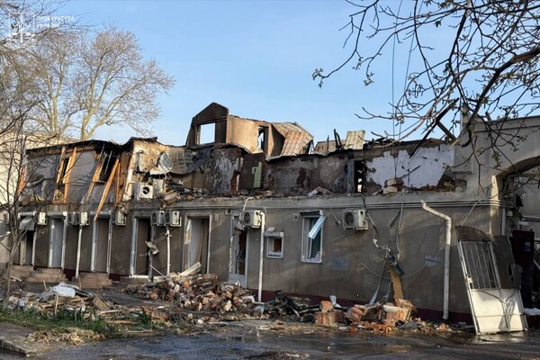 Россияне ударили по жилым домам в Одессе: есть жертвы и более полутора десятка пострадавших (обновлено) фото