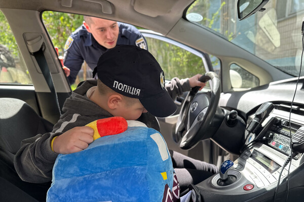 В Одессе мальчик из-за обстрела остался без мамы и потерял дом: ребенку помогает полиция фото