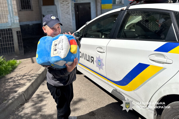 В Одессе мальчик из-за обстрела остался без мамы и потерял дом: ребенку помогает полиция фото 1