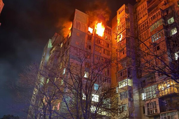 РФ обстреляла жилые дома в Хаджибейском районе Одессы: пострадали люди фото 8