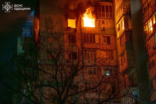 РФ обстреляла жилые дома в Хаджибейском районе Одессы: пострадали люди фото 11