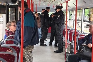В Одесі підлітки розпилили газовий балончик у трамваї фото