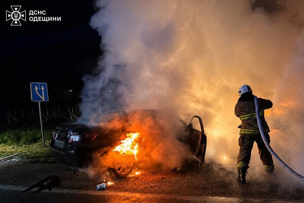 В Одеському районі після ДТП горіли автівки: загинула людина, є постраждалі фото 1