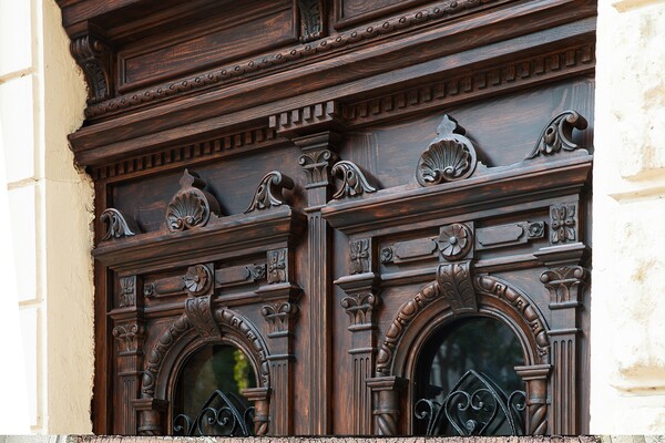 В центре Одессы восстановили двери в старинном доме фото
