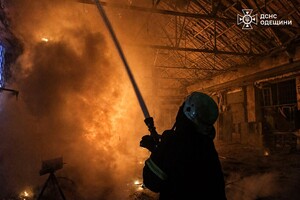 РФ нанесла удар по складу и портовым объектам в Одесской области: последствия атаки фото