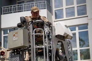 Попал, но не сдетонировал: Одессе БпЛА застрял в стене многоэтажки фото 2