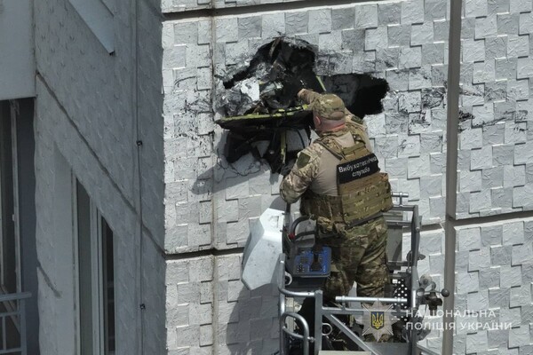 Попал, но не сдетонировал: Одессе БпЛА застрял в стене многоэтажки фото 4