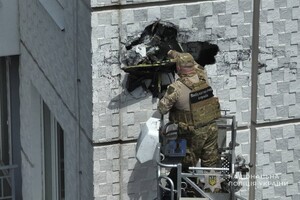 Попал, но не сдетонировал: Одессе БпЛА застрял в стене многоэтажки фото 4
