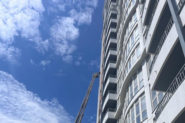 Попал, но не сдетонировал: Одессе БпЛА застрял в стене многоэтажки фото 5
