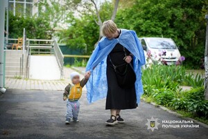 Заряд человечности: одесские правоохранители посетили специализированный дом ребенка фото 7