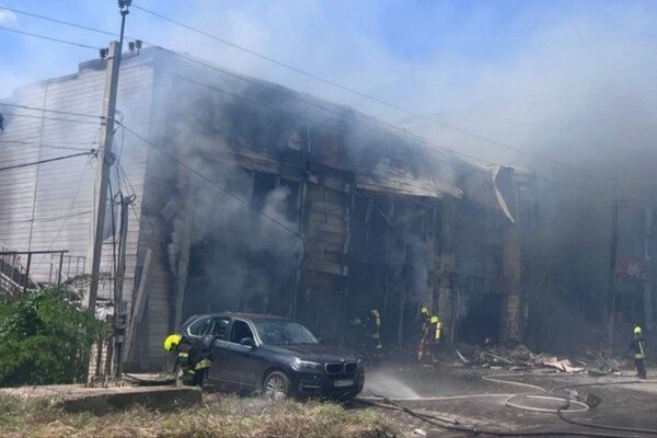 Горять автівки, постраждали люди: наслідки дронового удару по Одеському району (оновлено) фото