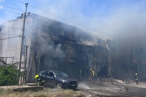 Горять автівки, постраждали люди: наслідки дронового удару по Одеському району (оновлено) фото