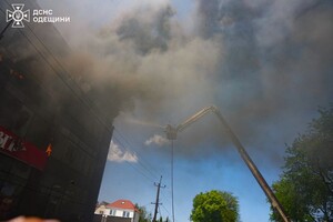 Горять автівки, постраждали люди: наслідки дронового удару по Одеському району (оновлено) фото 2