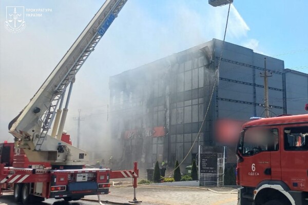 Горять автівки, постраждали люди: наслідки дронового удару по Одеському району (оновлено) фото 3
