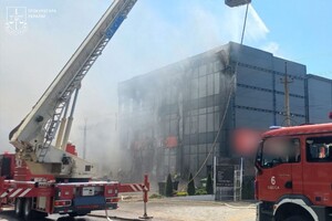 Горять автівки, постраждали люди: наслідки дронового удару по Одеському району (оновлено) фото 3