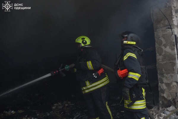 Горять автівки, постраждали люди: наслідки дронового удару по Одеському району (оновлено) фото 4