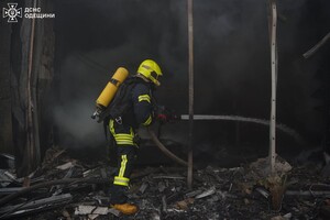 Горять автівки, постраждали люди: наслідки дронового удару по Одеському району (оновлено) фото 5