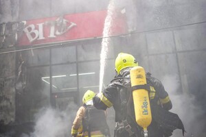Горять автівки, постраждали люди: наслідки дронового удару по Одеському району (оновлено) фото 6