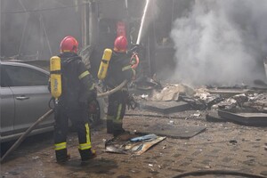 Горять автівки, постраждали люди: наслідки дронового удару по Одеському району (оновлено) фото 8