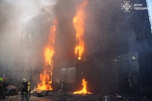 Горять автівки, постраждали люди: наслідки дронового удару по Одеському району (оновлено) фото 9