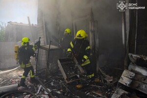 Горять автівки, постраждали люди: наслідки дронового удару по Одеському району (оновлено) фото 11