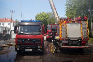 Горять автівки, постраждали люди: наслідки дронового удару по Одеському району (оновлено) фото 12
