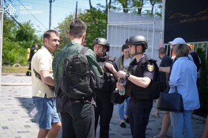 Горять автівки, постраждали люди: наслідки дронового удару по Одеському району (оновлено) фото 13