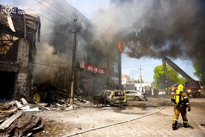 Горять автівки, постраждали люди: наслідки дронового удару по Одеському району (оновлено) фото 17