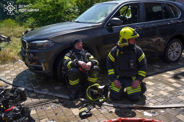 Горять автівки, постраждали люди: наслідки дронового удару по Одеському району (оновлено) фото 19