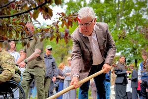 На честь загиблих дітей: в Одесі заклали яблуневий "Сад пам'яті" фото 16