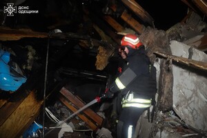 Ночной удар по Одесскому району: пострадал человек фото 12