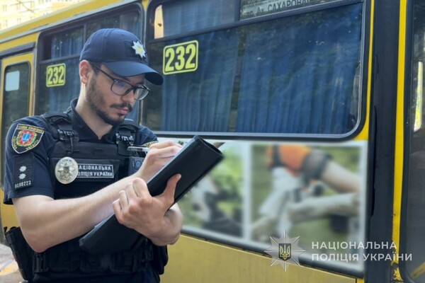 Ранковий удар по зупинці в Одесі: зазнали осколкових поранень люди фото