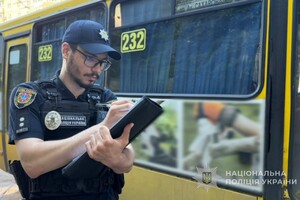 Ранковий удар по зупинці в Одесі: зазнали осколкових поранень люди фото