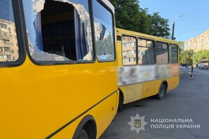 Ранковий удар по зупинці в Одесі: зазнали осколкових поранень люди фото 1