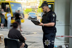 Ранковий удар по зупинці в Одесі: зазнали осколкових поранень люди фото 2