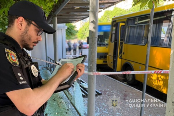 Ранковий удар по зупинці в Одесі: зазнали осколкових поранень люди фото 3
