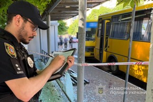 Ранковий удар по зупинці в Одесі: зазнали осколкових поранень люди фото 3