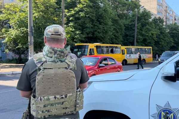 Ранковий удар по зупинці в Одесі: зазнали осколкових поранень люди фото 5