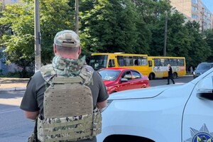 Ранковий удар по зупинці в Одесі: зазнали осколкових поранень люди фото 5