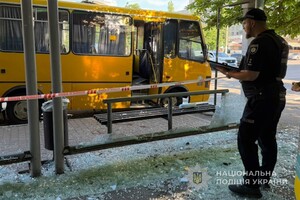 Ранковий удар по зупинці в Одесі: зазнали осколкових поранень люди фото 7