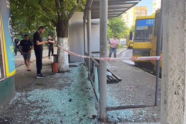 Ранковий удар по зупинці в Одесі: зазнали осколкових поранень люди фото 8