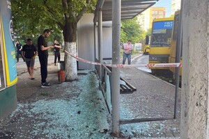 Ранковий удар по зупинці в Одесі: зазнали осколкових поранень люди фото 8